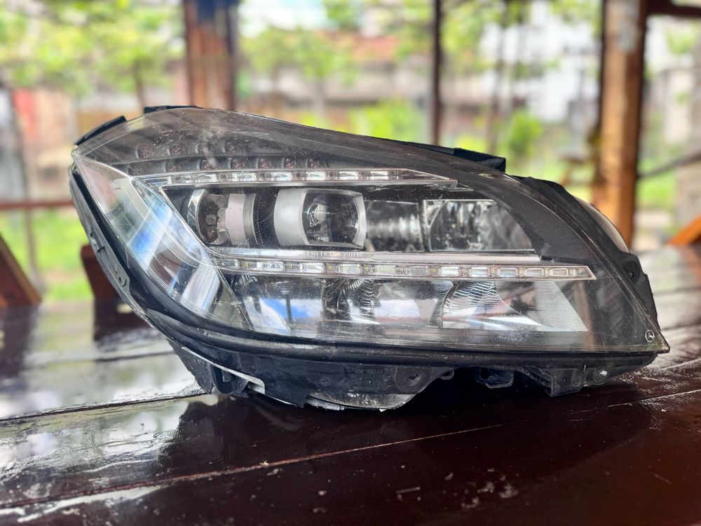 Mercedes cls w218 десен фар
