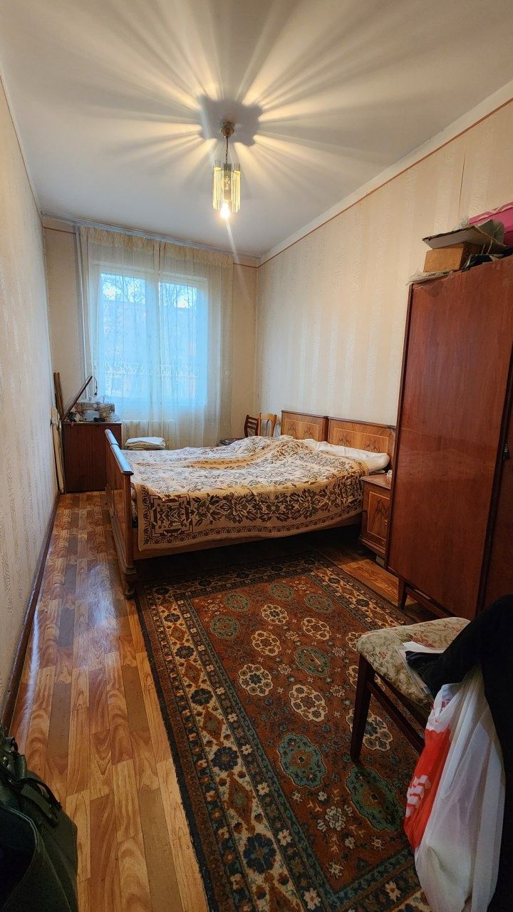Продаётся Чиланзар Ц 3комн.2 этаж.