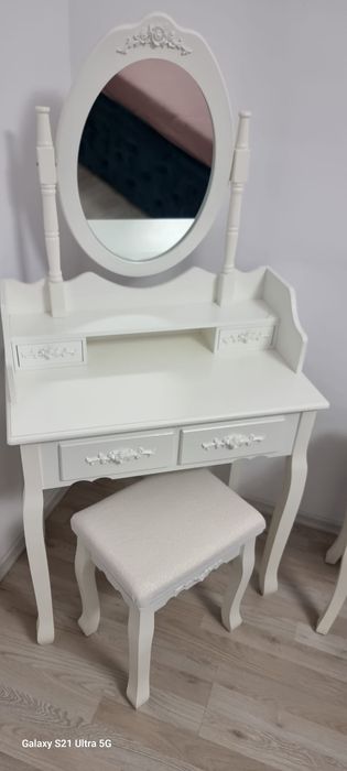 Set machiaj cu masuta oglinda si scaun