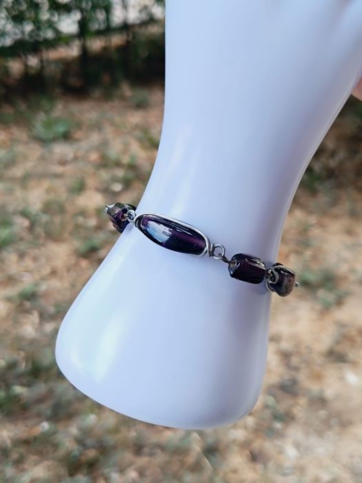 Veche bratara din sticla mov