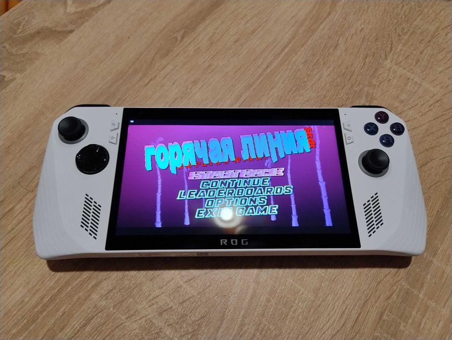 Asus Rog Ally Z1 Extreme със Steam OS, чантичка и донгъл