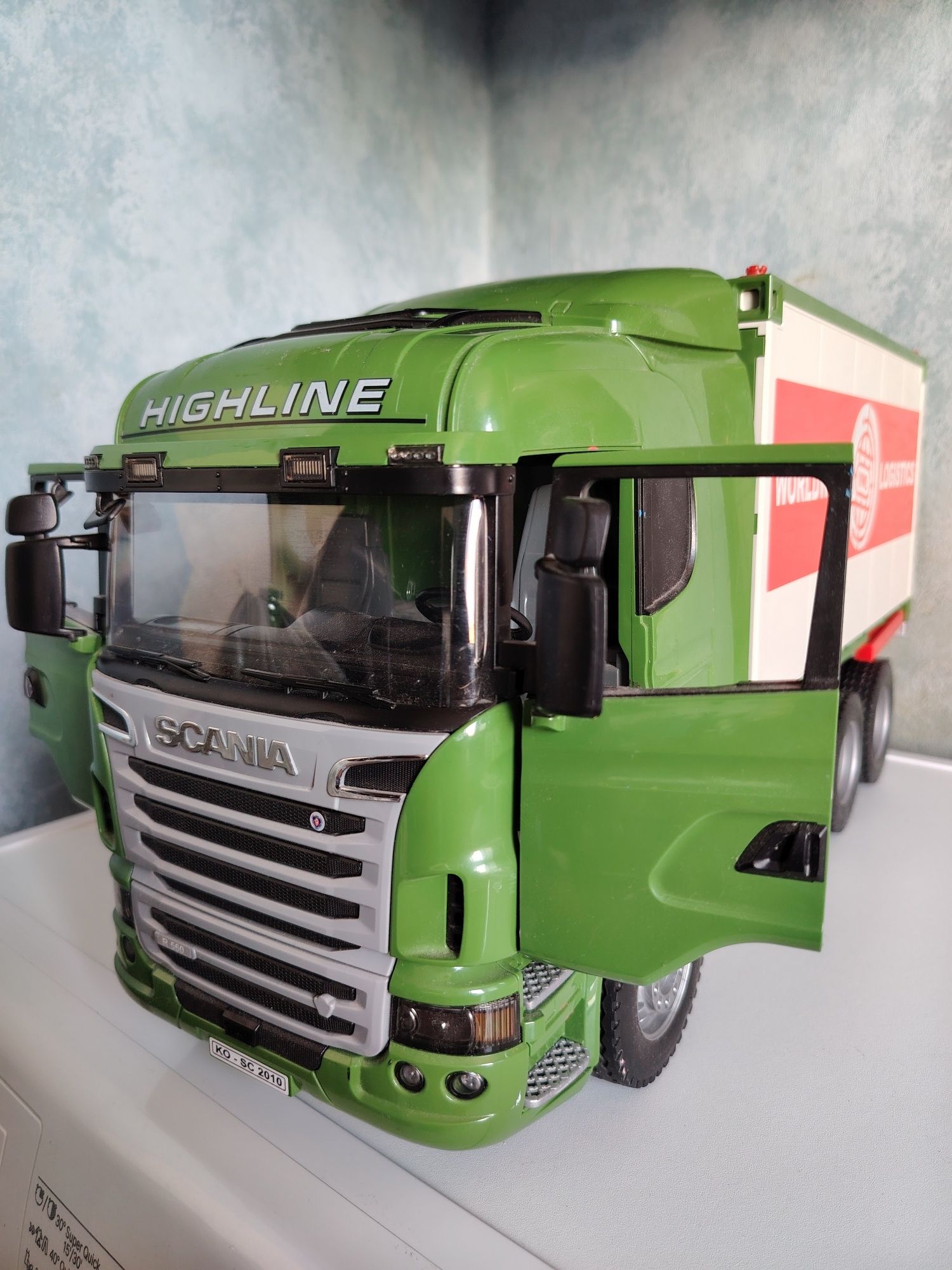 Камион Bruder Scania R-серия с изолация, 1:16