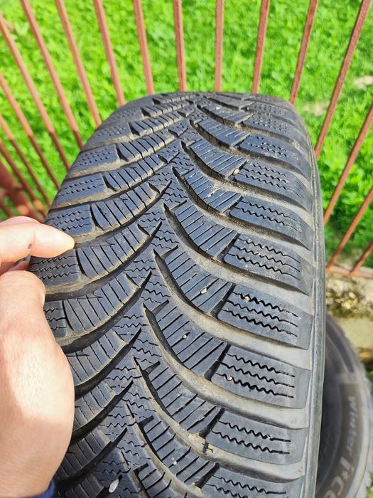 Cauciucuri cu jante de tabla.