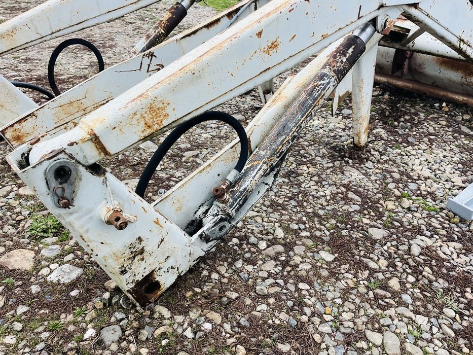 Incarcator frontal, brat cu cilindri hidraulici si suport Hauer cupa