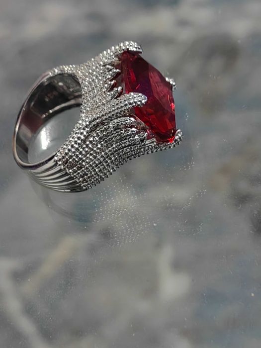Сребърен пръстен с голям червен камък