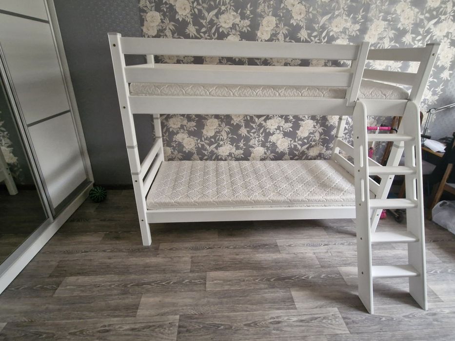 Продам двухъярусную кровать "Соня 10" с двумя матрасами.