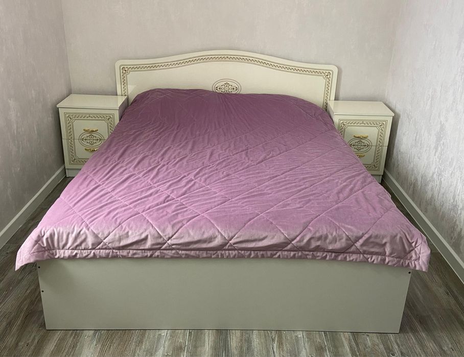 Продам кровать с тумбачками и матрасом