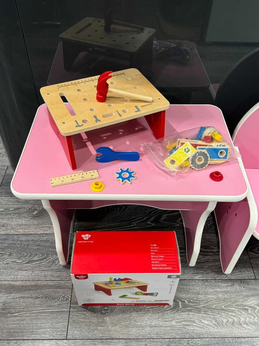 Арбалет, карта на света ,лаптоп, майсторска масичка,матю, топка