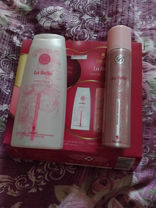 Parfum care miroase promiși de femeicu gel  de duș