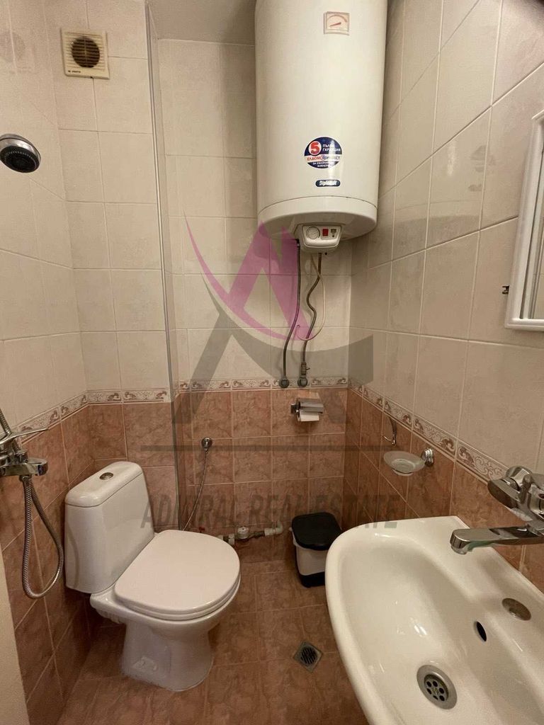Дава се под наем Двустаен апартамент в Варна, Център - 35 кв.м за 300 € - Снимка #2