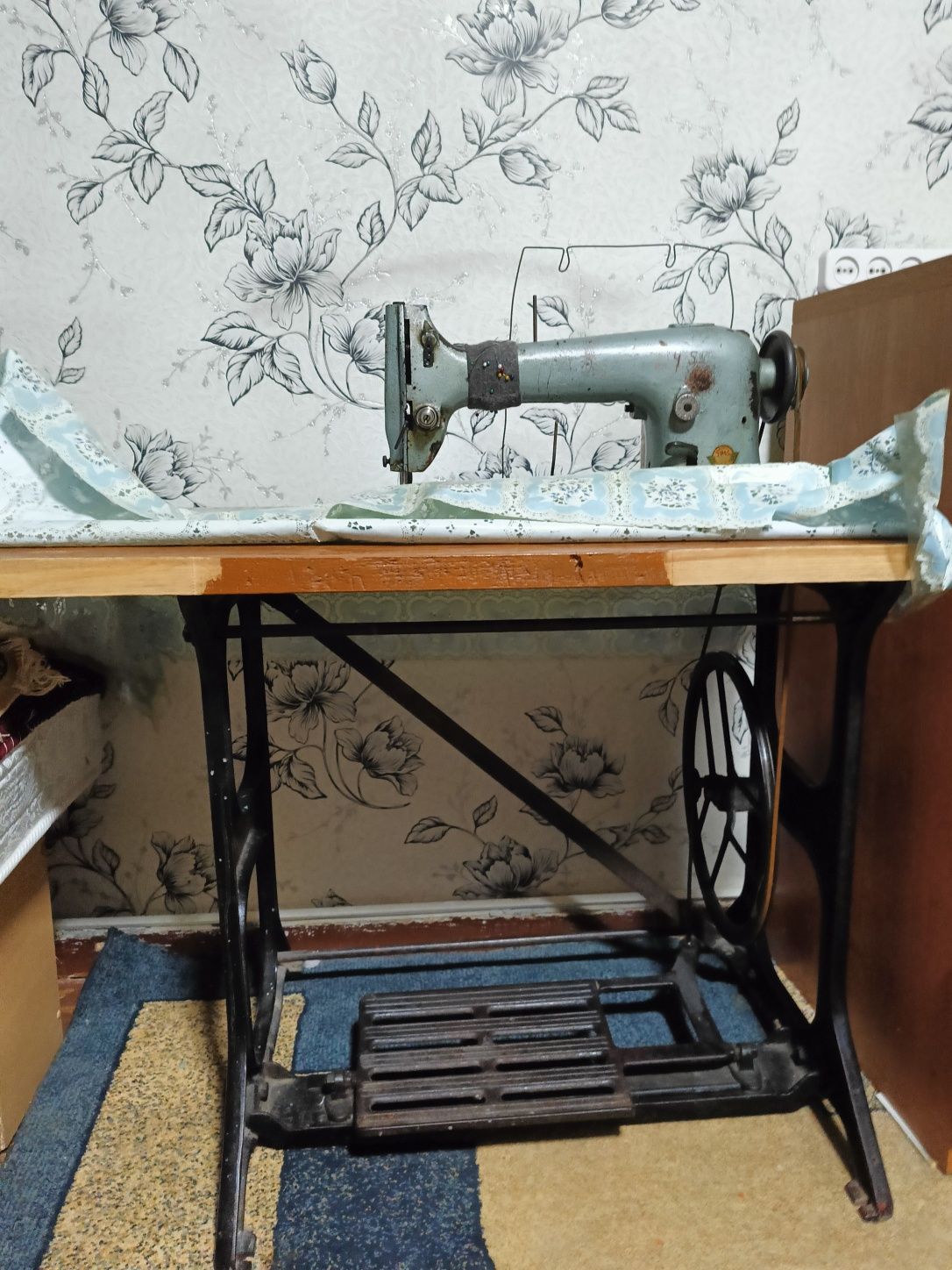 Продам производственную швейную  машинку ПМЗ, переделанную на ножную.