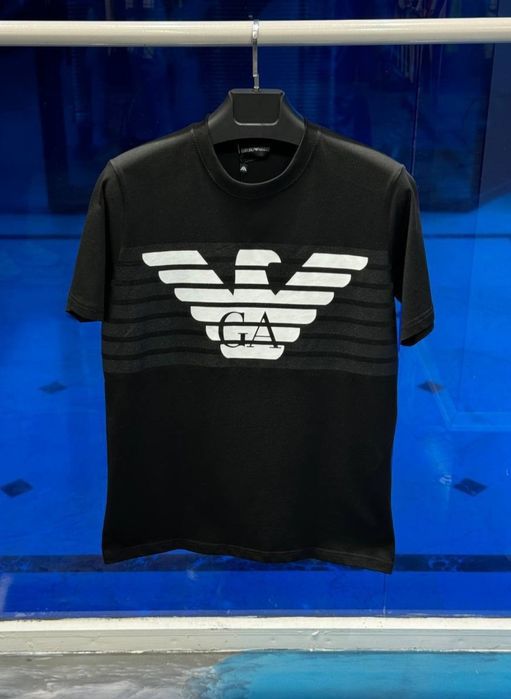 Emporio Armani тениска в черен вариант - ТОП модел за сезона ! ! !