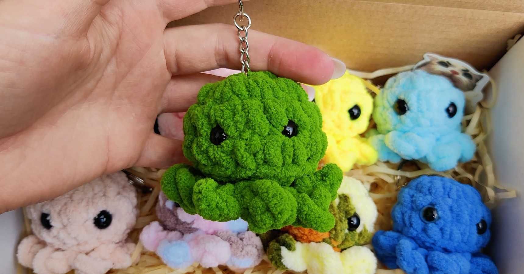Breloc / Jucarie Caracatita Crosetata Cu Ata De Plush - Crafts by Dede