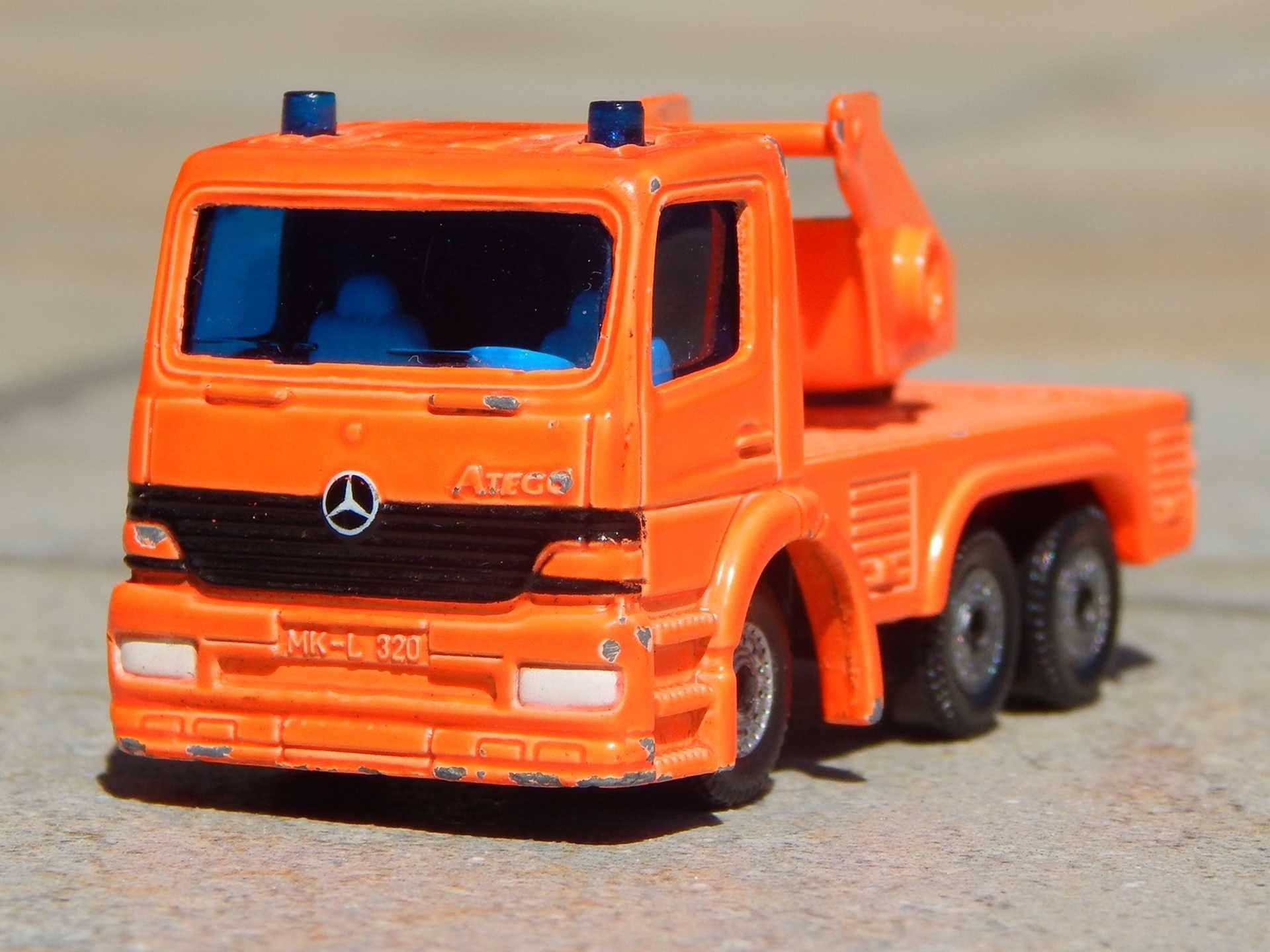 Macheta jucarie camion pompieri Mercedes Atego Siku sc 1:72 uzata