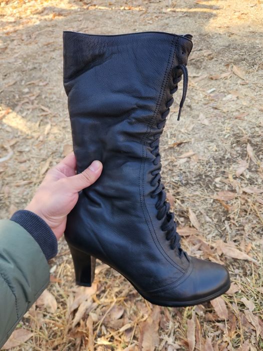 Кожаные новые сапоги.