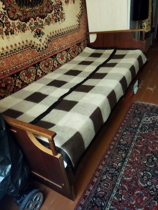 Дом  и  Сад  .   Продам   кровать