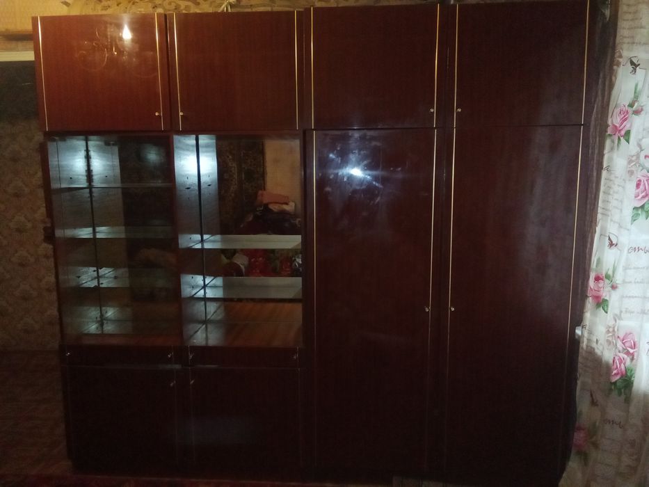 Дёшево стенку и 2 диванчика б/у.