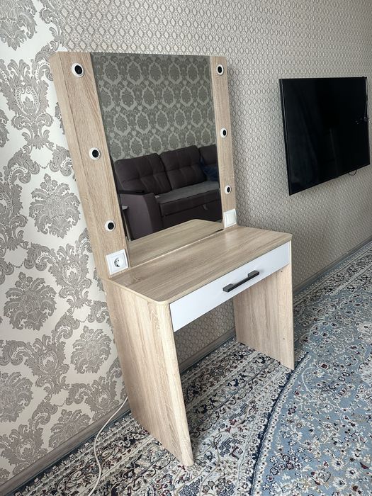 Продам туалетный столик