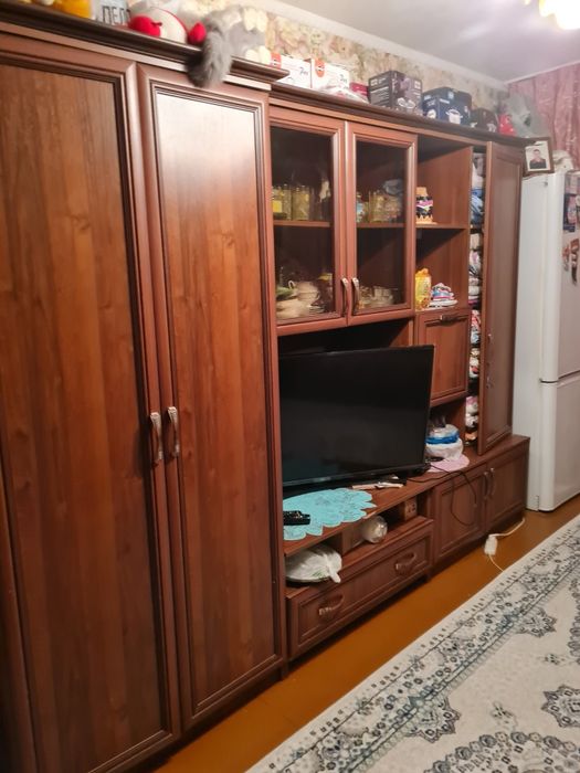 Продам прихожую в коридор, стенку в зал , шкафы в комнаты