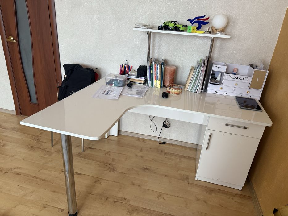 Продается письменный стол в отличном состоянии