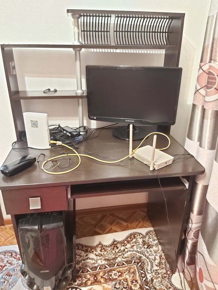 Стол компьютерный