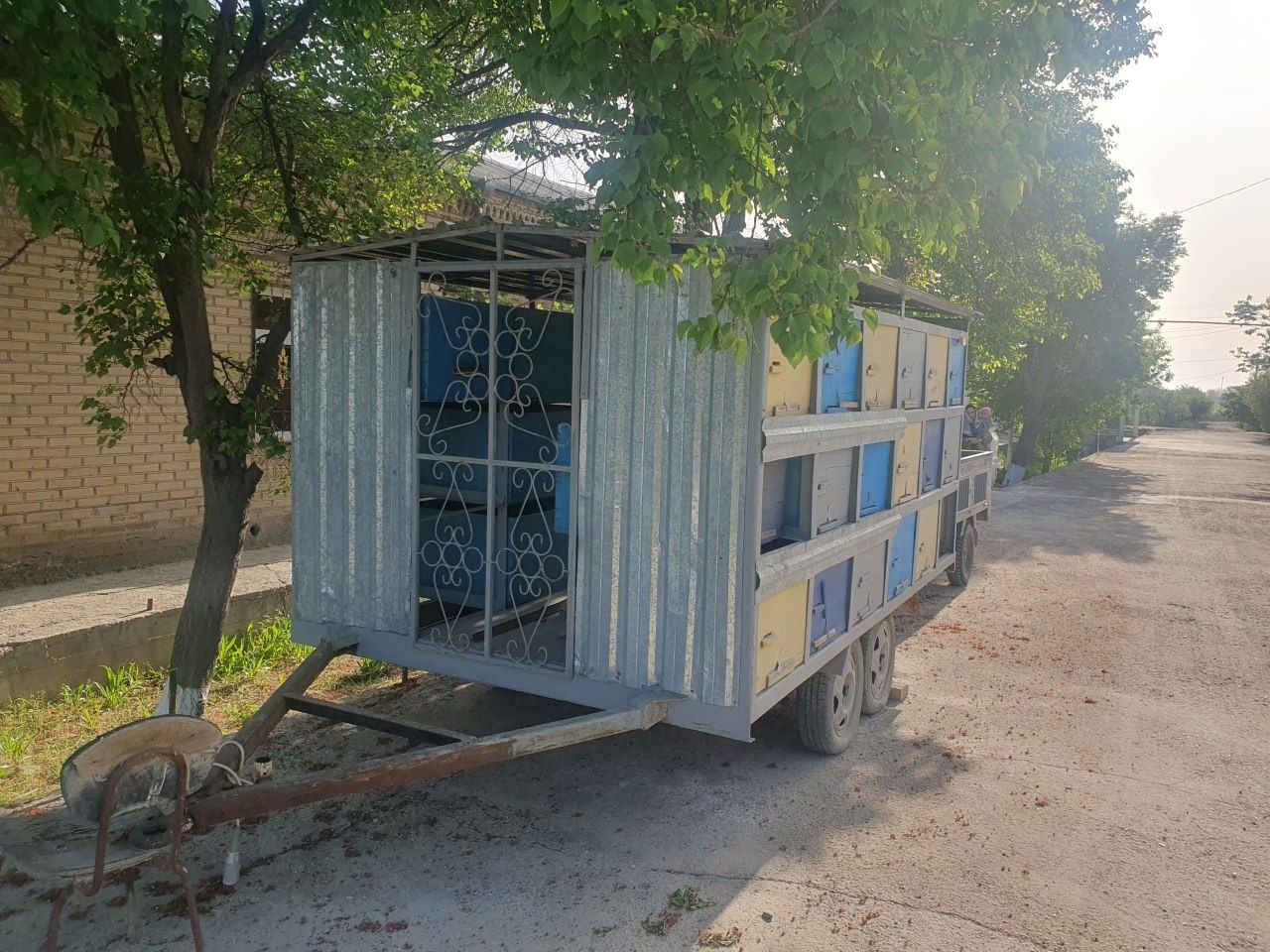 Povilion sotiladi yashillar bilan birga 2500$.
 36 та яшик 
Курпача 
Р