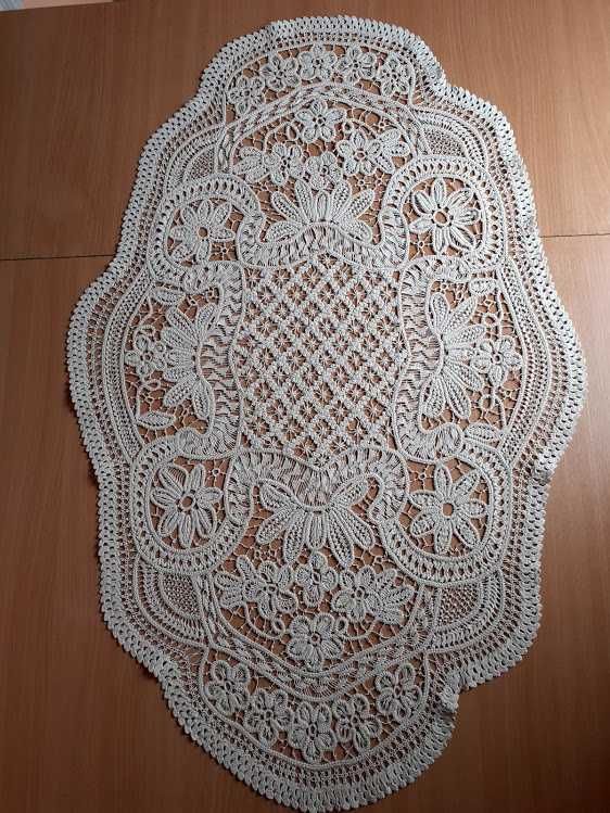 Fata de masa din macrame