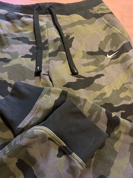 Камуфлажен dri-fit nike анцуг