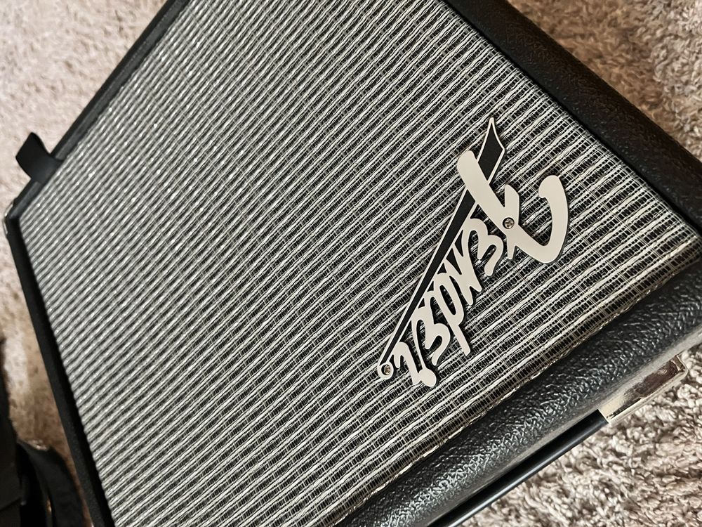 Squier by Fender бас китара и кубе Fender
