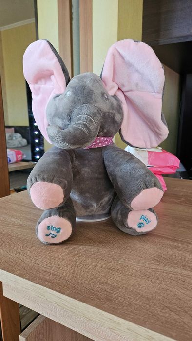 Пеещо слонче с мърдащи уши