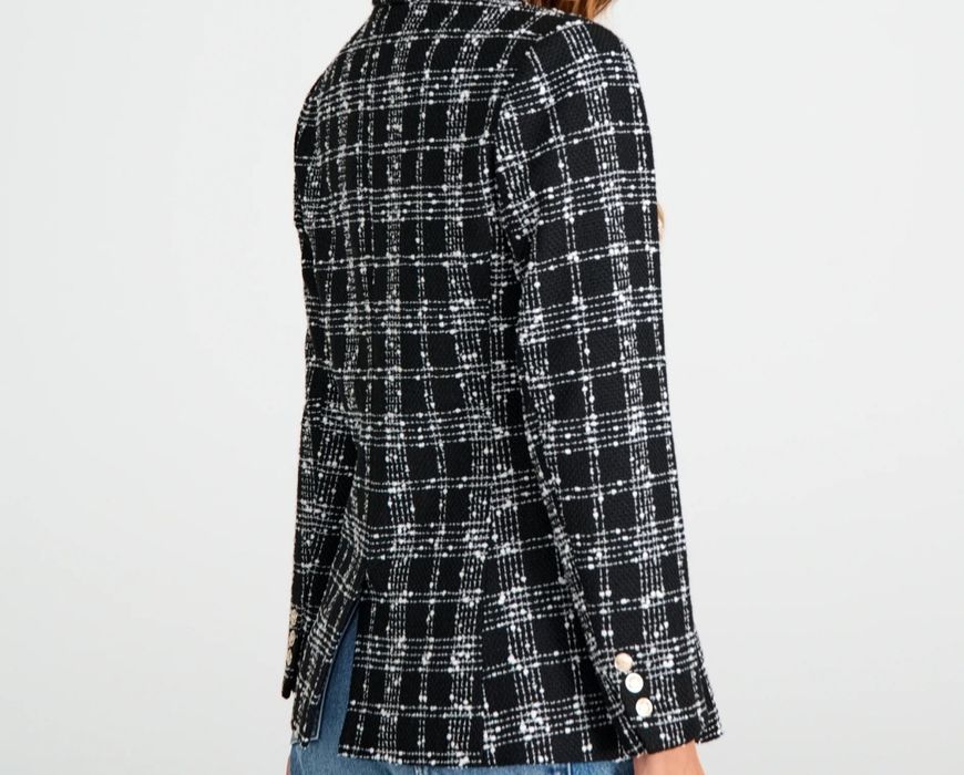 Черно сако със златни копчета