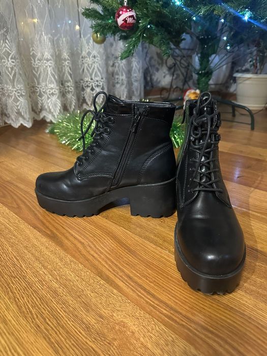 Прдам ботинки женские.