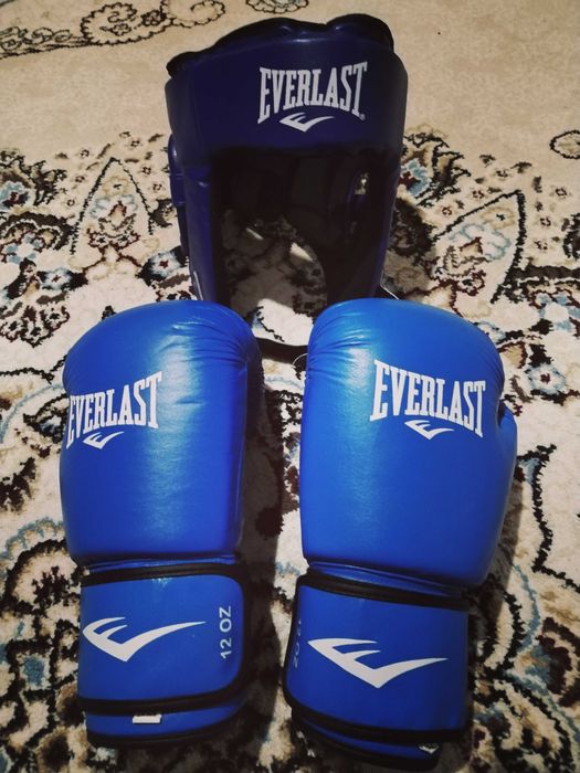 Перчатки и шлем бокс Everlast 12 размер перчатка состояния новый