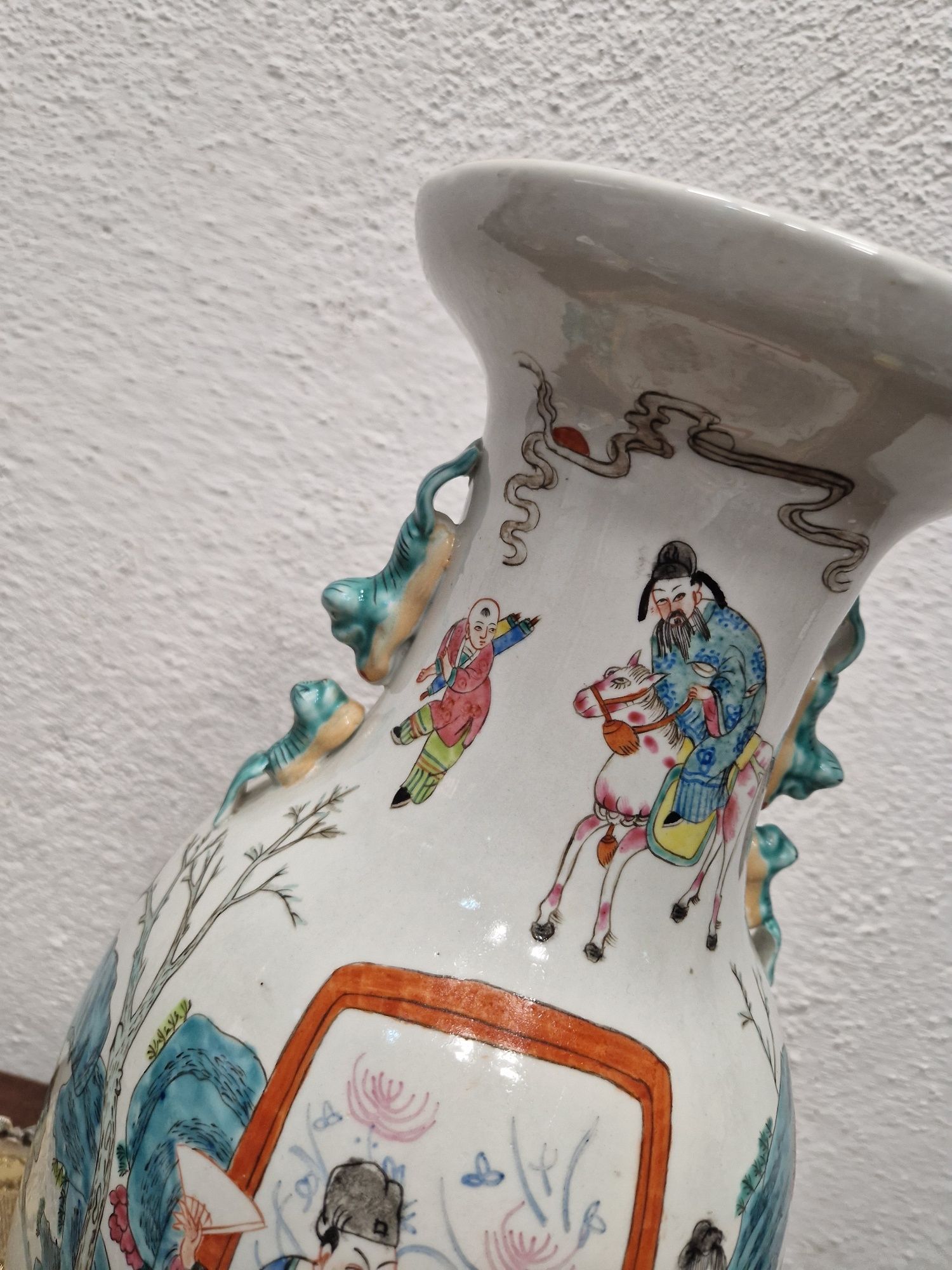 Китайска ваза с орнаменти