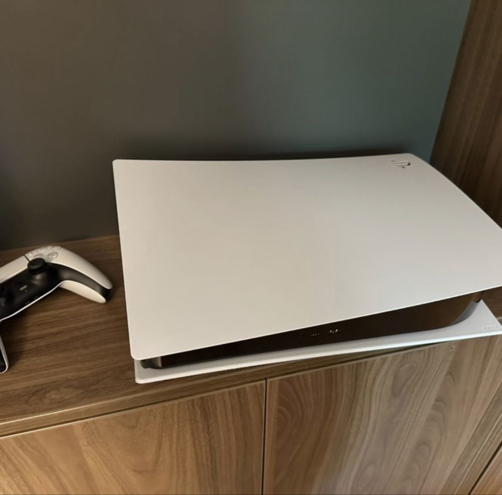 Playstation 5 и джойстик пълен комплект