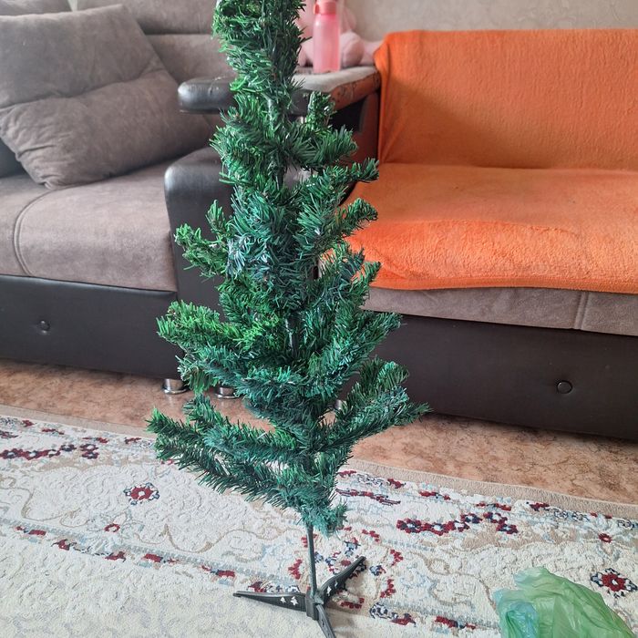 Продам ёлку 90 см и 1.60 см