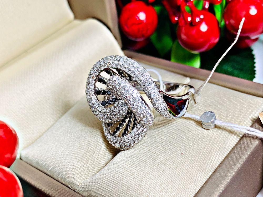 Итальянское кольцо с двумя оттенками бриллиантов – белые и черные