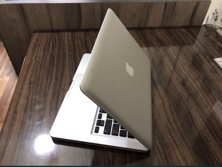 Apple MacBook PRO 2011 A1278 core i5, 13 дюйм! Батарейка держит часа 2