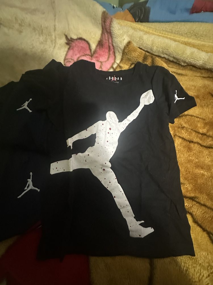 Продавам лот екип и тениска jordan