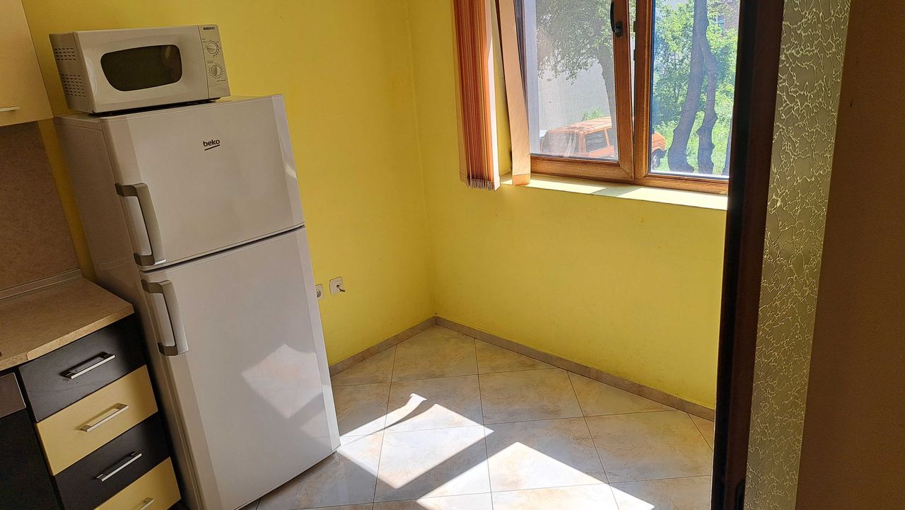 Дава се под наем Двустаен апартамент в Бургас, Лазур - 70 кв.м за 450 € - Снимка #1