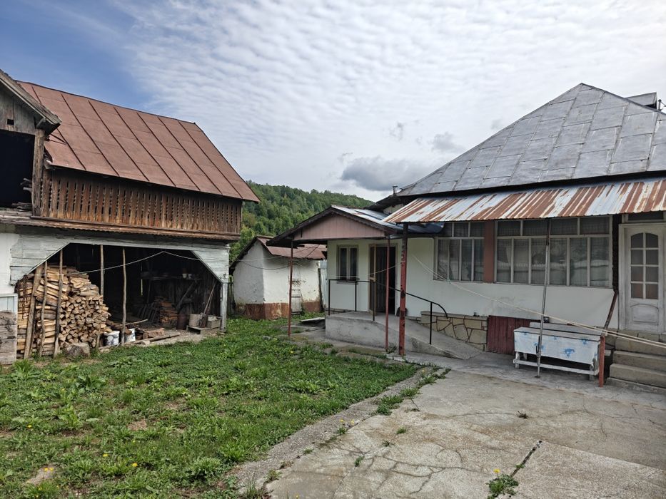 De vânzare teren cu casă în Slănic Moldova