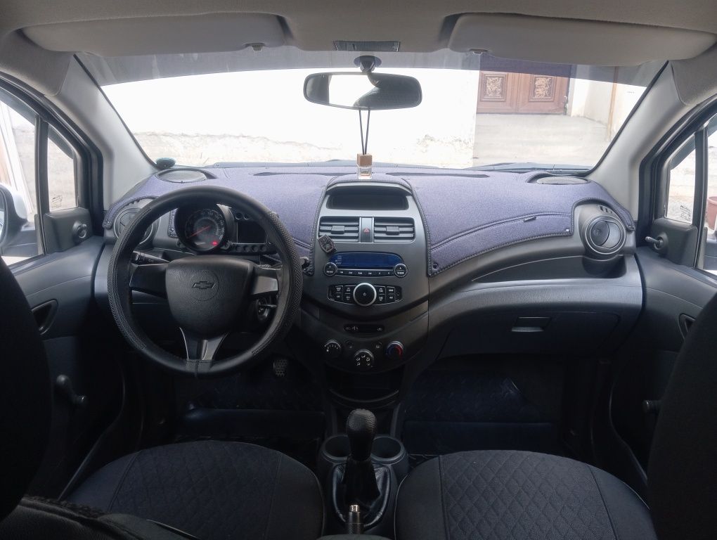 Spark rangi oq yurgani 510 400