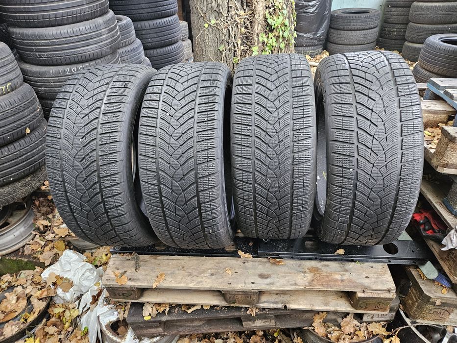 Зимни гуми 275/45/21 Гудиар.