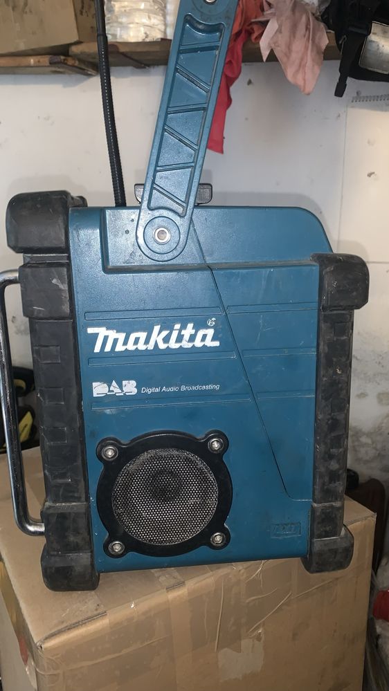 Radio digital BMR 104 ,DAB,Makita,de santier pe baterie(nu inclusa)