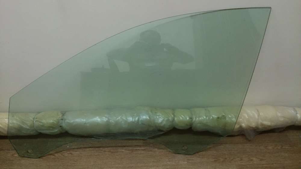 продам переднее левое стекло audi-A-6