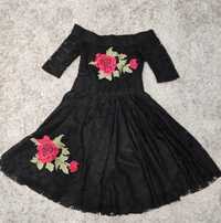 Черна дантелена рокля с бродирана роза, размер С