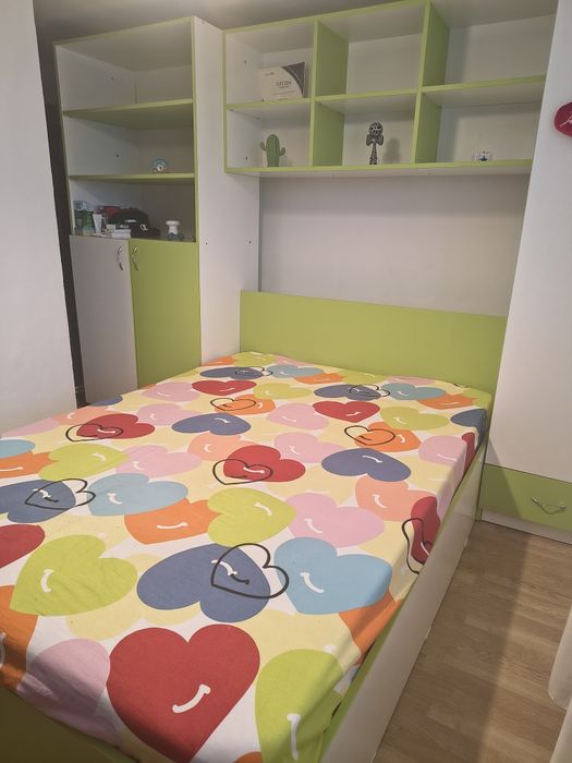 Mobilă/pat (în special pentru copii)