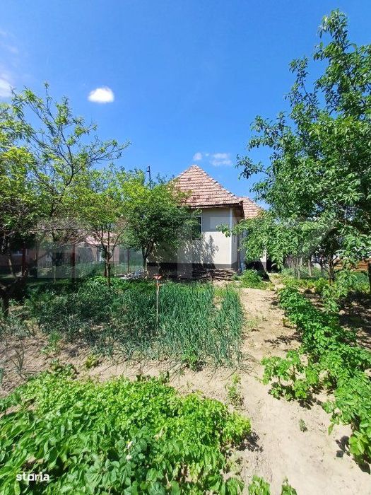 Casa renovabila de vanzare, cu 2 camere, 97 mp, zona Poiana
