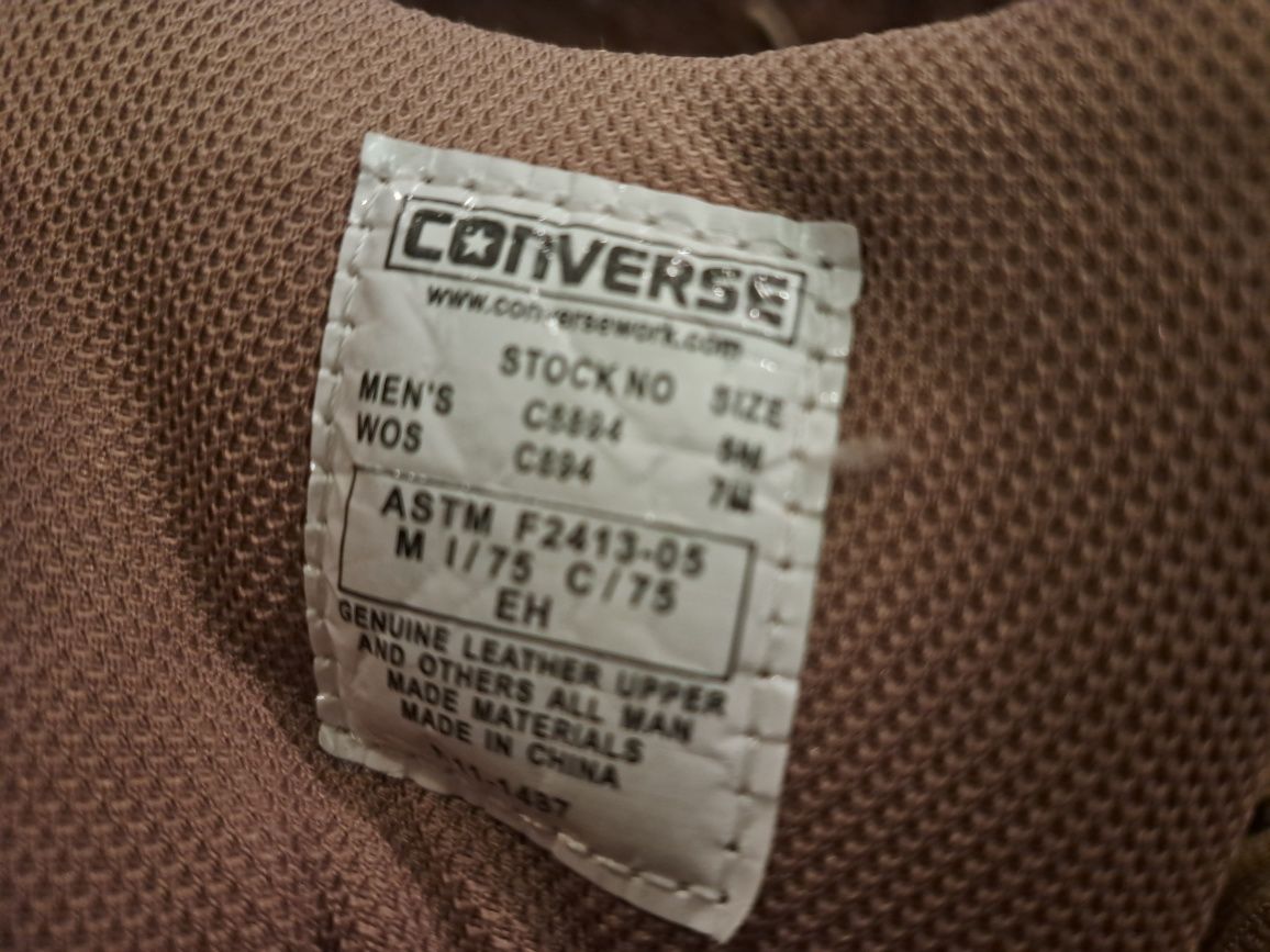 Vând bocanci  converse