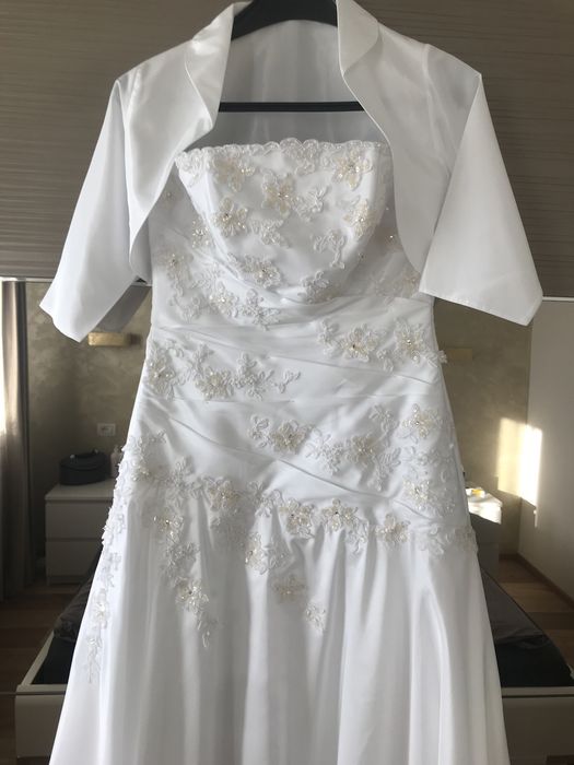 Vând rochia mea de mireasa mărimea este 38-40